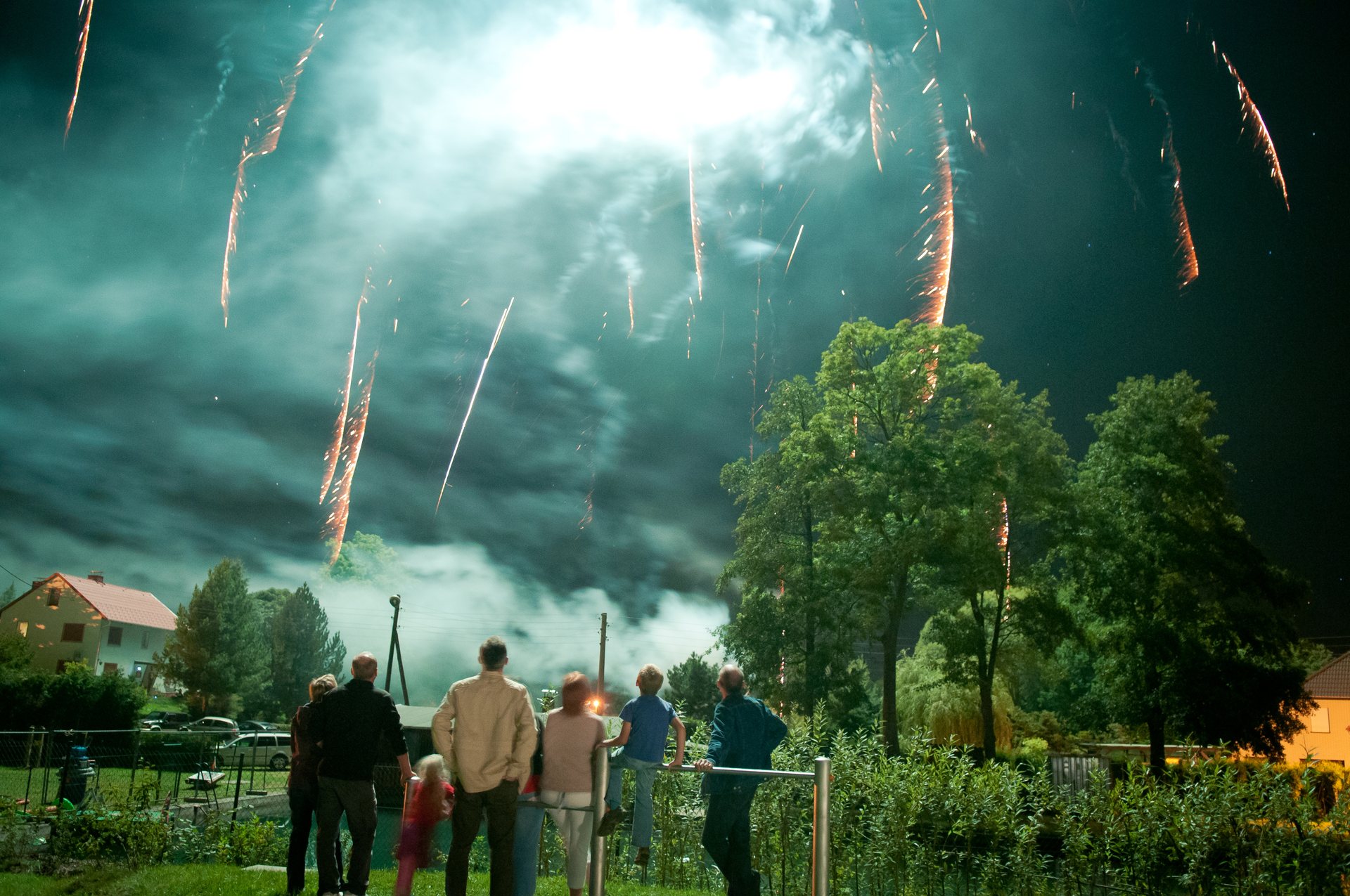Besucher schauen gemeinsam auf das Höhenfeuerwerk.