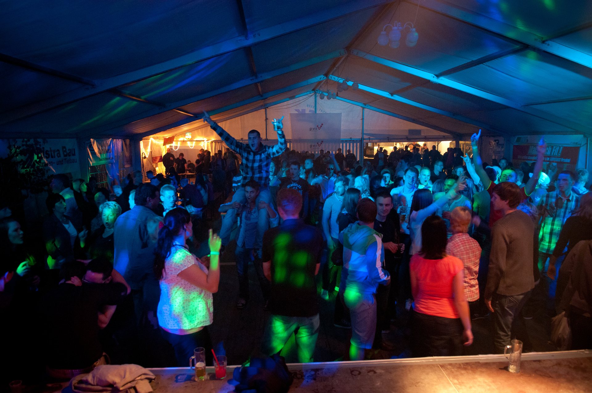 Gäste feiern am Samstagabend im Festzelt in Weickersdorf.