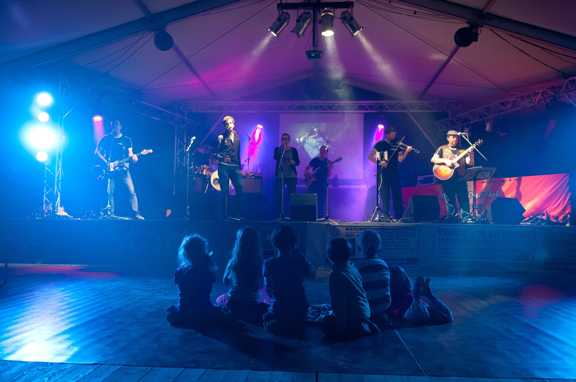 Bandauftritt am Abend auf der Bühne.
