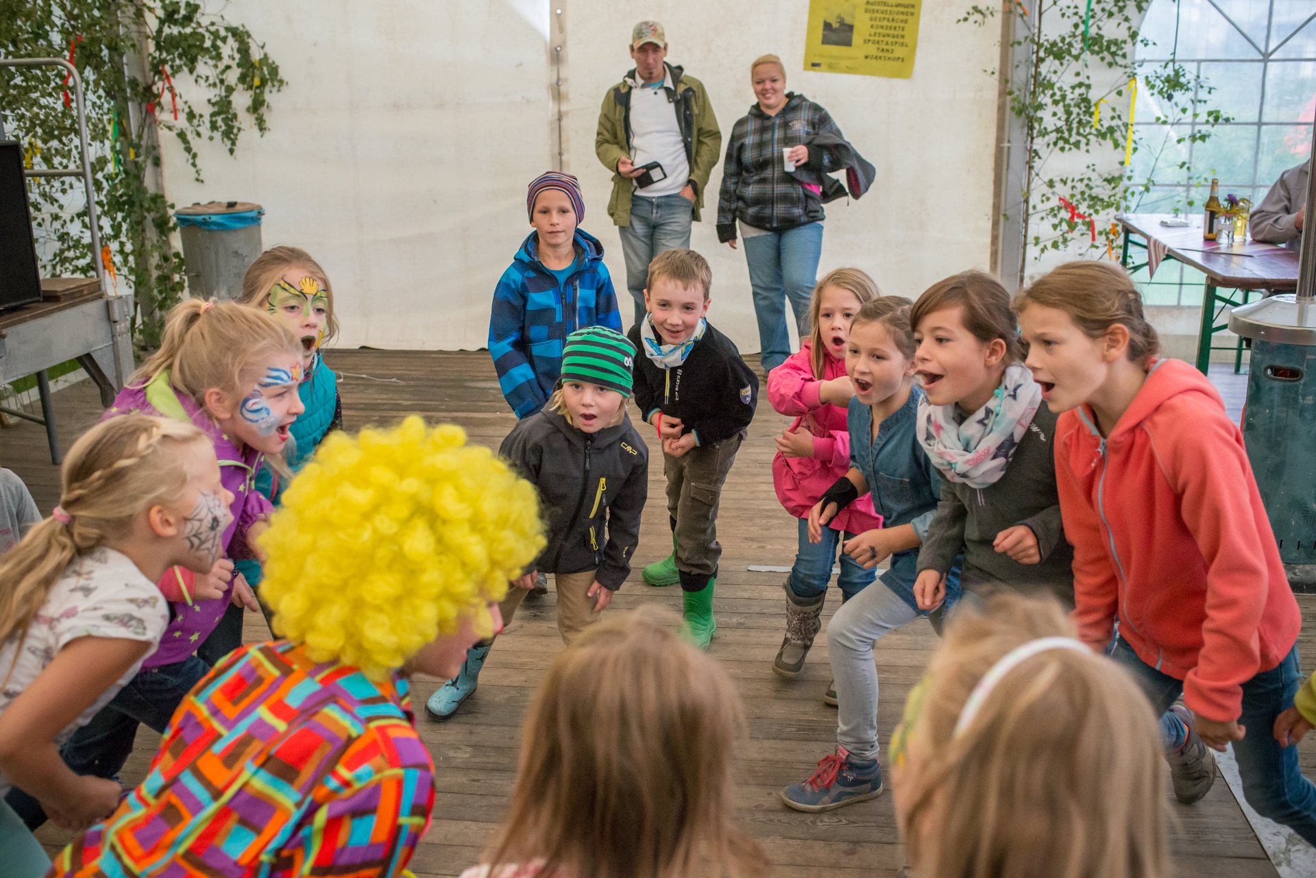Kinderdisco mit verkleideten Kindern.