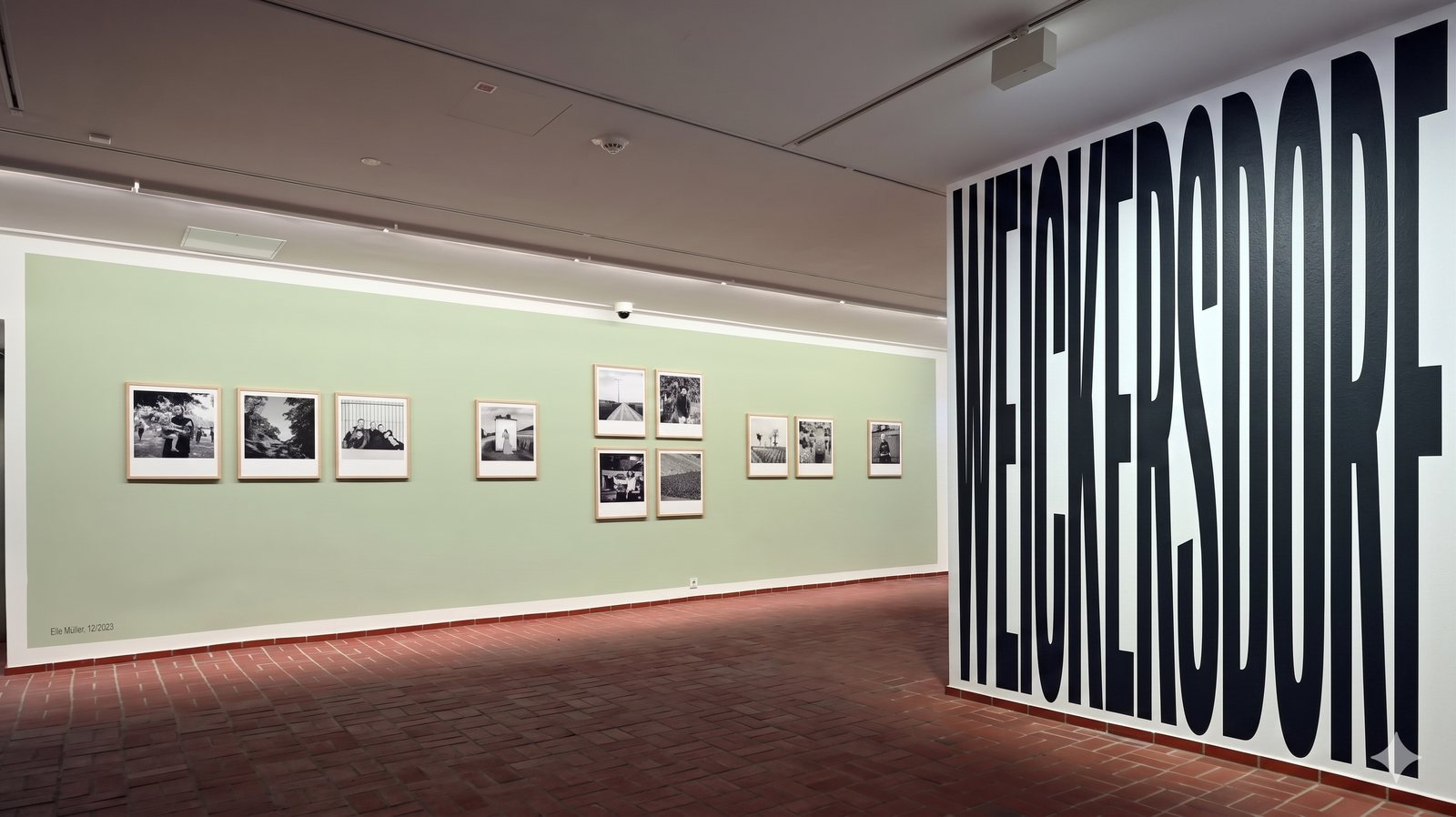 Fotoausstellung mit Bildern und Weickersdorf-Schriftzug.