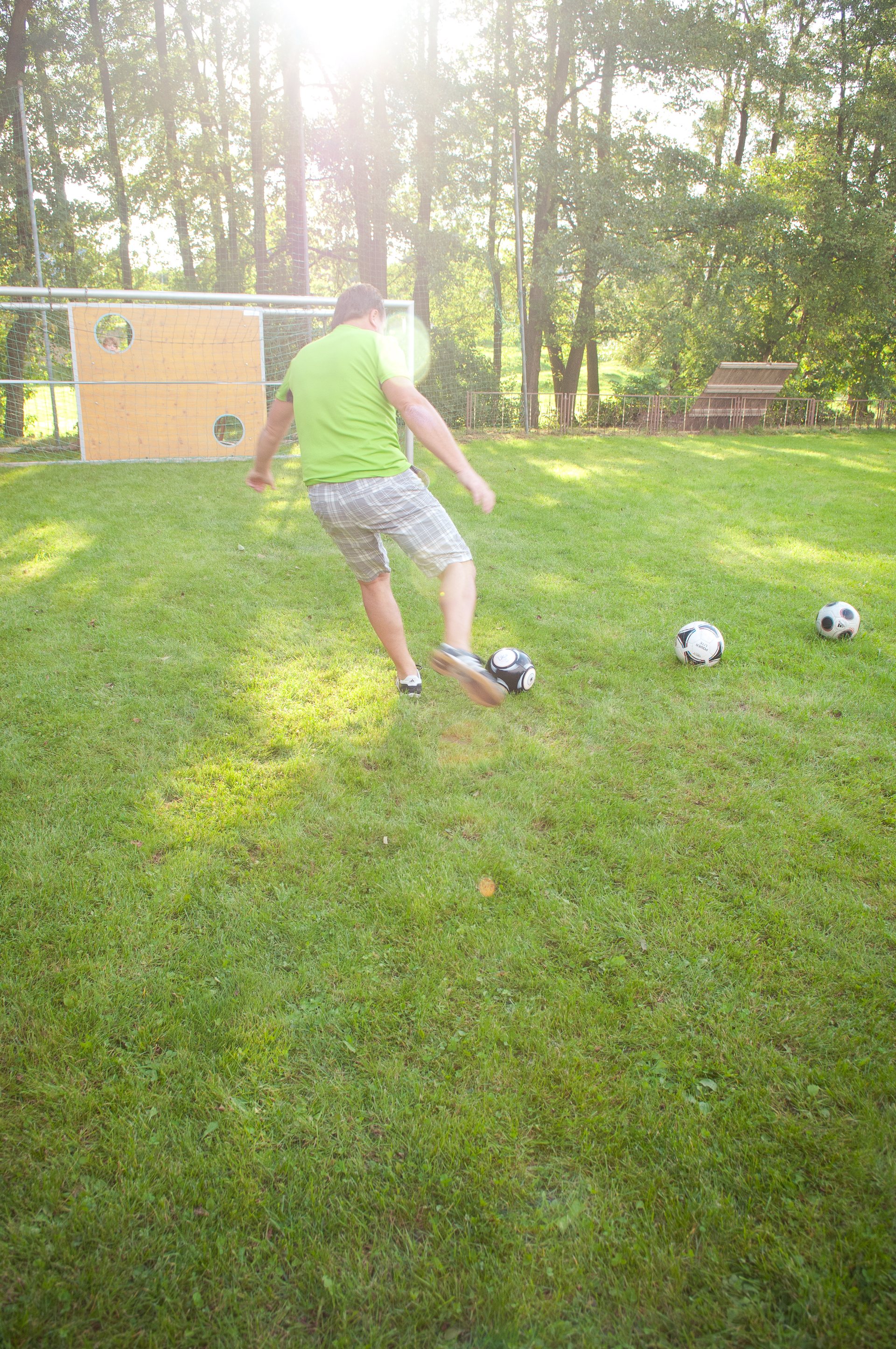 Teilnehmer beim Match-Wettbewerb auf der Wiese.