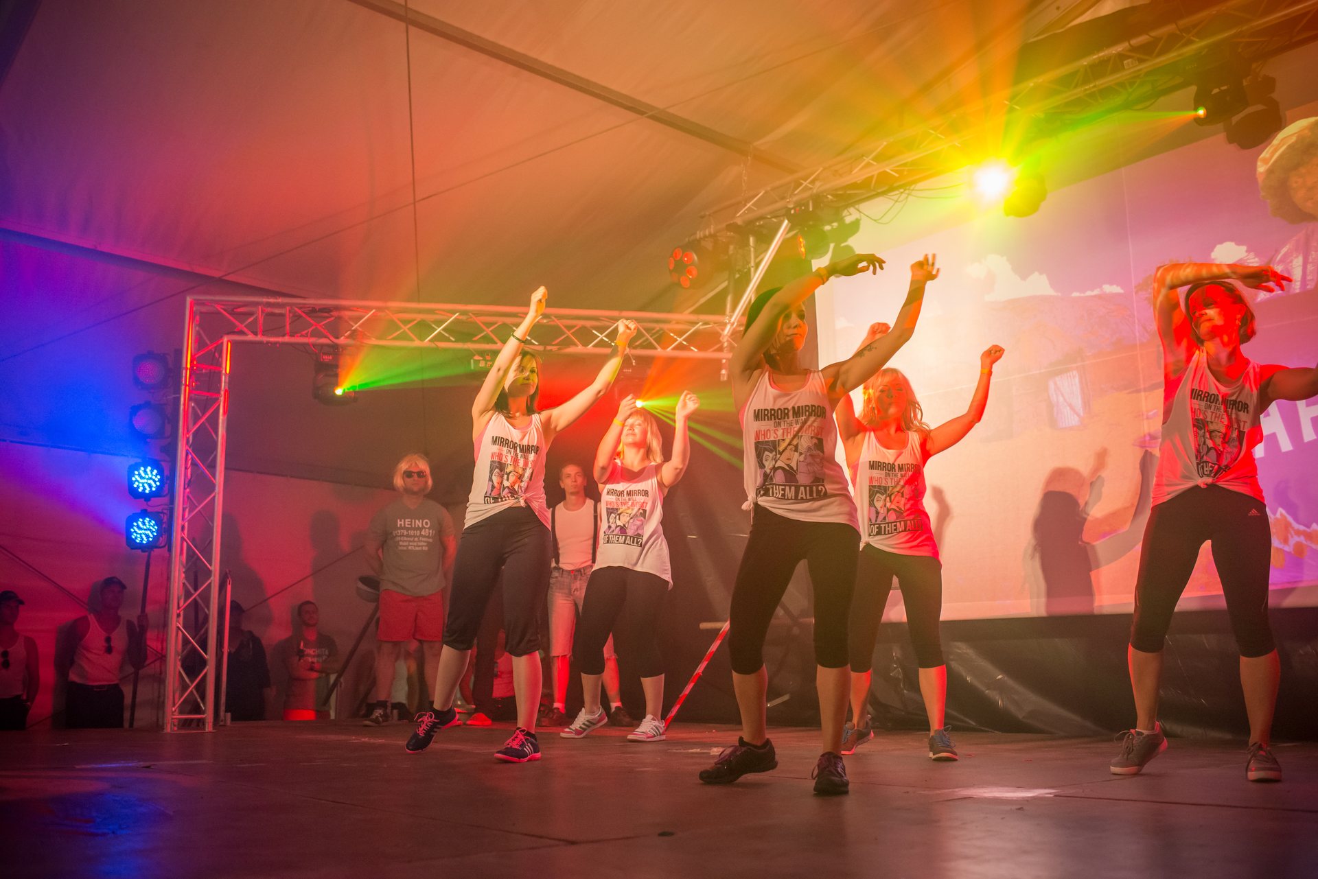 Bühnenprogramm mit Tanz und Lichtshow.