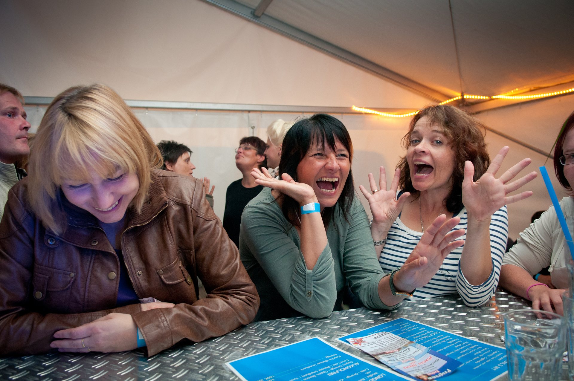 Besucherinnen und Besucher in fröhlicher Stimmung im Festzelt.